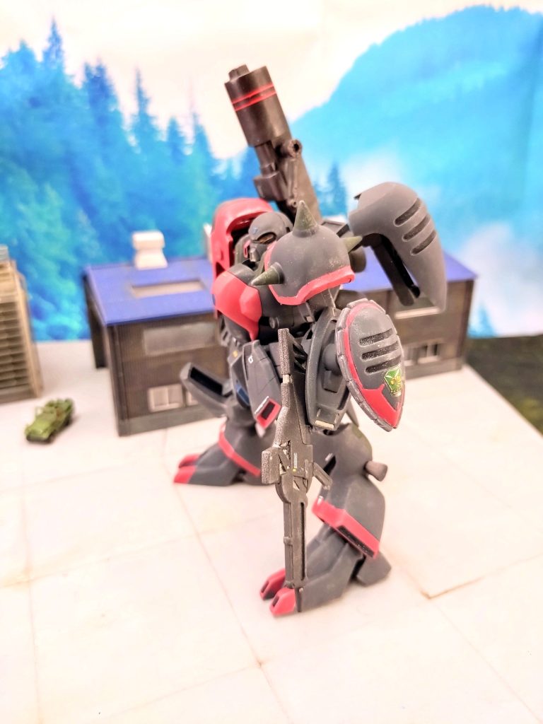 このビームシールド発生機の赤の塗り分けが鬼エグムズいw 初めてマスキングゾル使いました。