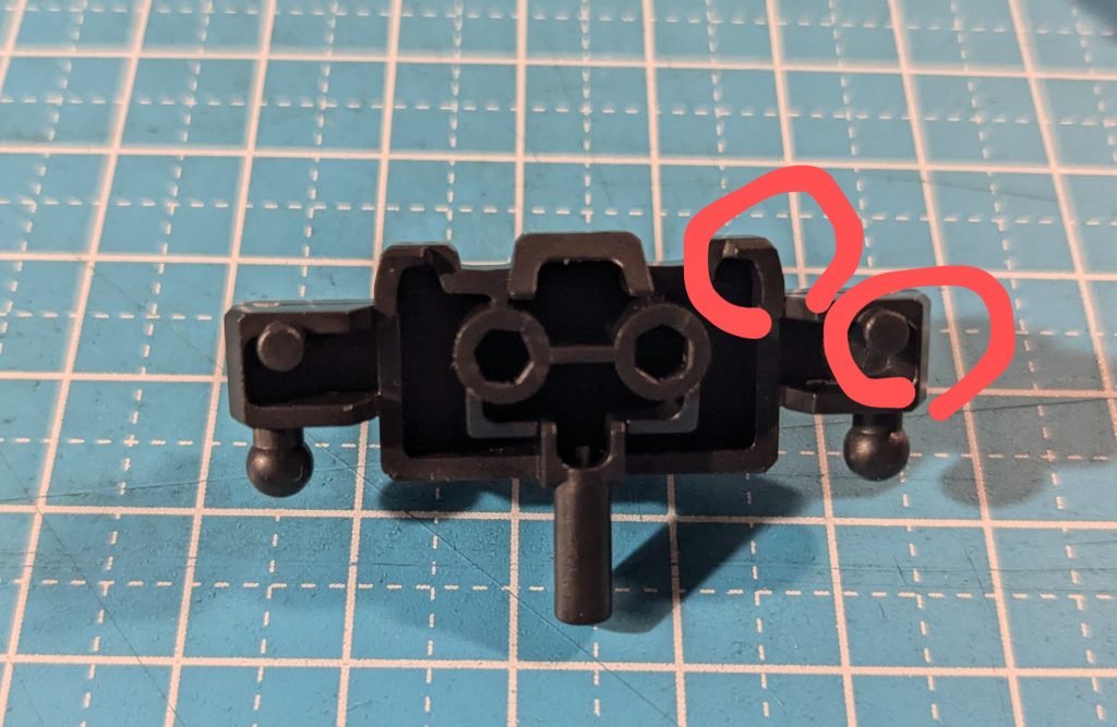 付ける胸、肩パーツによっては、干渉するためニッパーで削ります