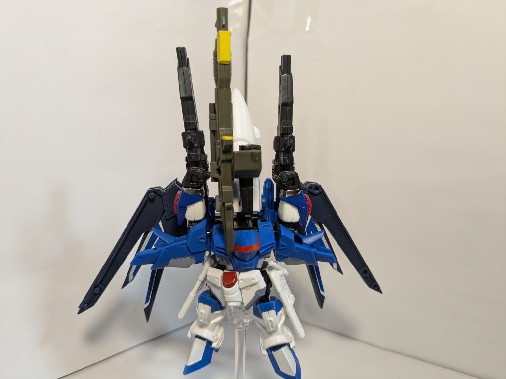 裏側から見た図、アグニの取り付けパーツを、シールド取り付け穴に差し込んでます