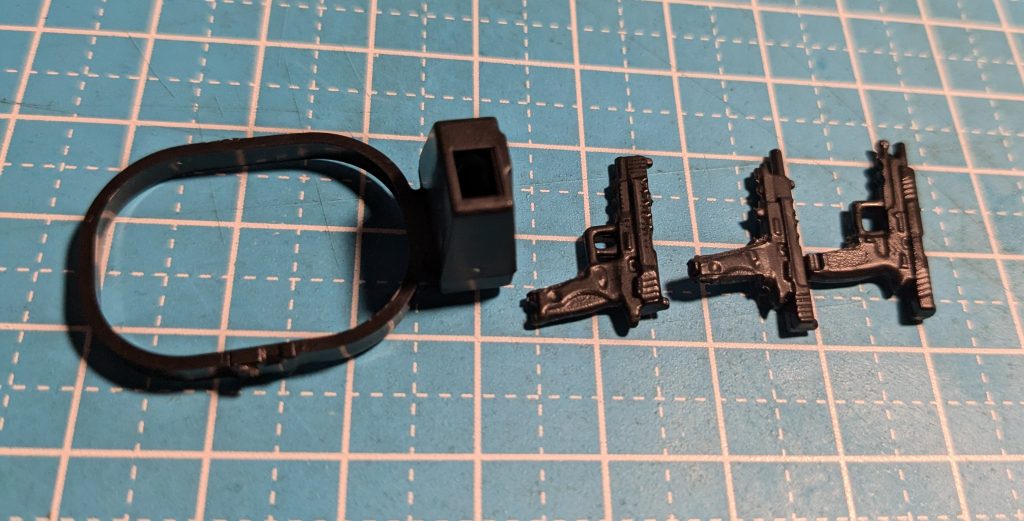 山田化学さんのハンドガンとホルスターの紹介です。ハンドガンはそのままでは入らないので、持ち手部分を少し削りますホルスター大はモビリティジョイントのサイズなら丁度ハマります