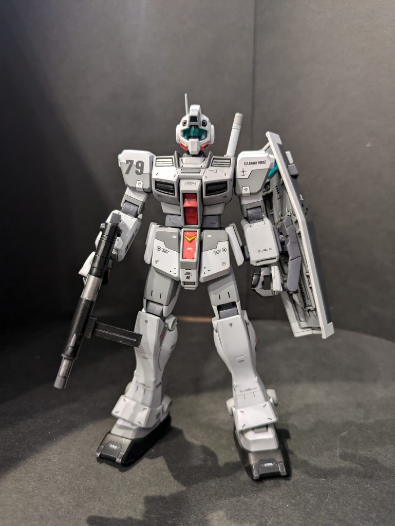 正面後期生産のスタイリッシュなタイプのジムさん。改造は首の1ミリ延長フロント腰アーマーの左右独立可動とサイドアーマーの厚みを1ミリ増しスリッパにプラ板貼り付けをしています。