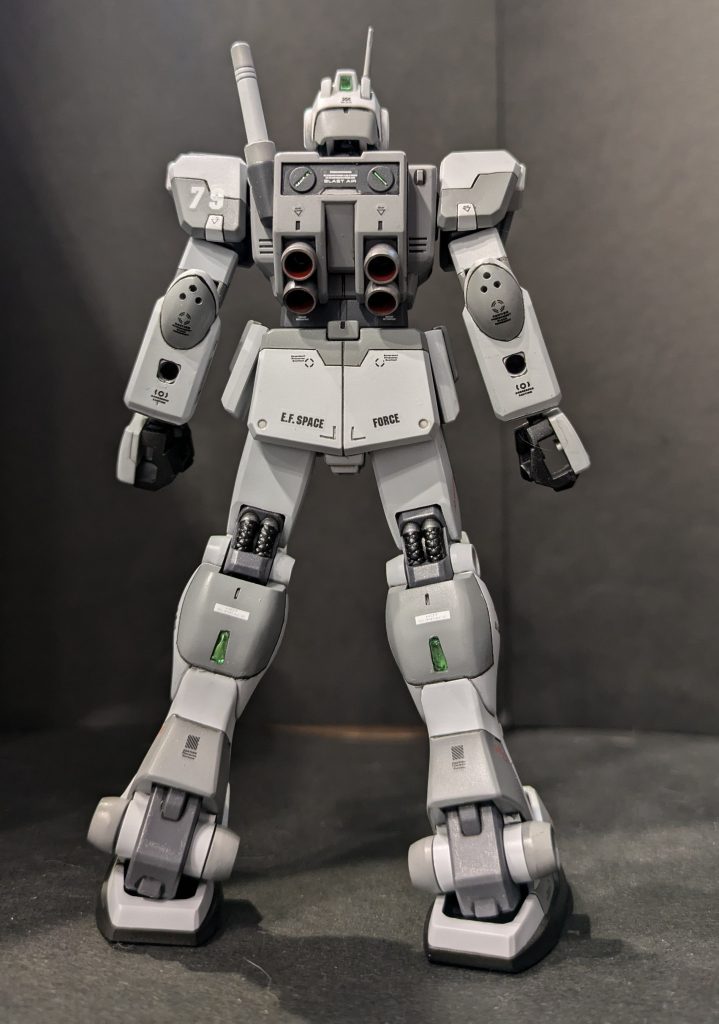 背面センサー類にレジン液を入れてあります^_ー☆膝裏の塗り分けは3回に分けて、エアブラシ塗装してあります。