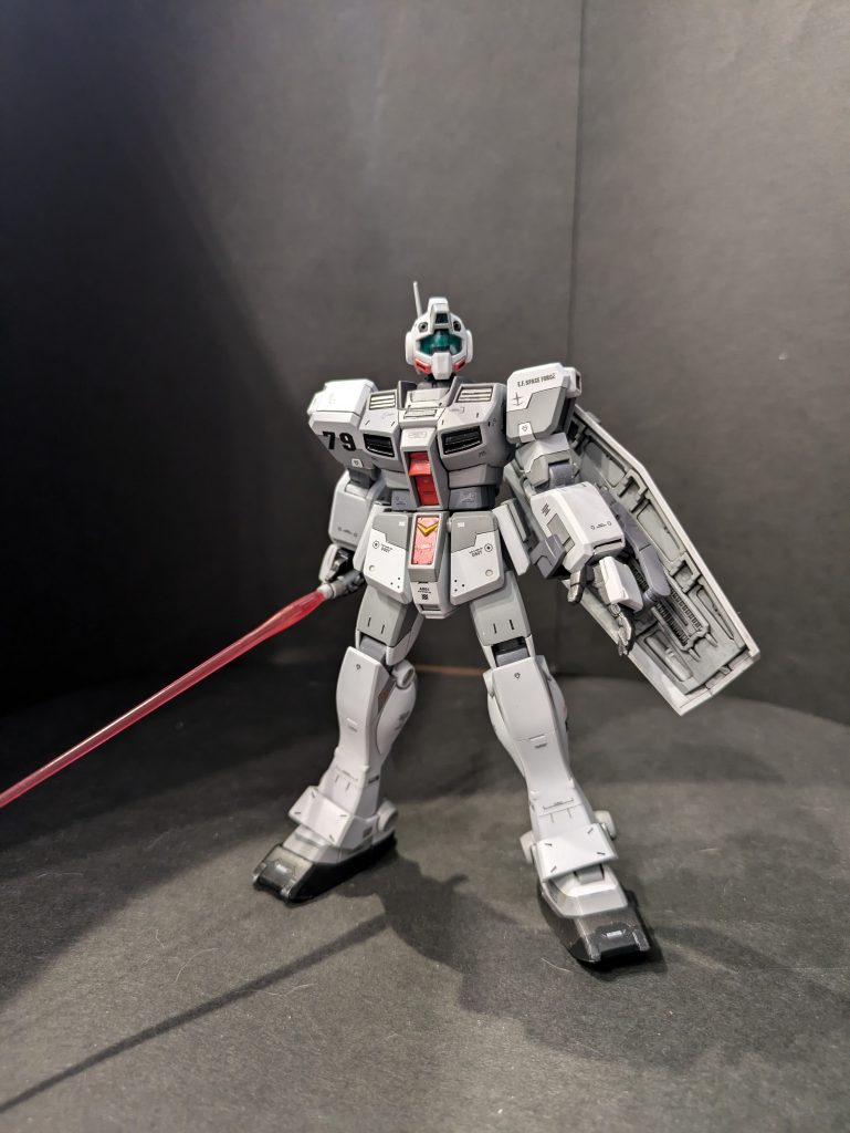 ビームサーベルを抜いてポーズ(*ˊ˘ˋ*)一体成型のハンドパーツは表情が豊かで塗り分け頑張ろうと思った場所です。