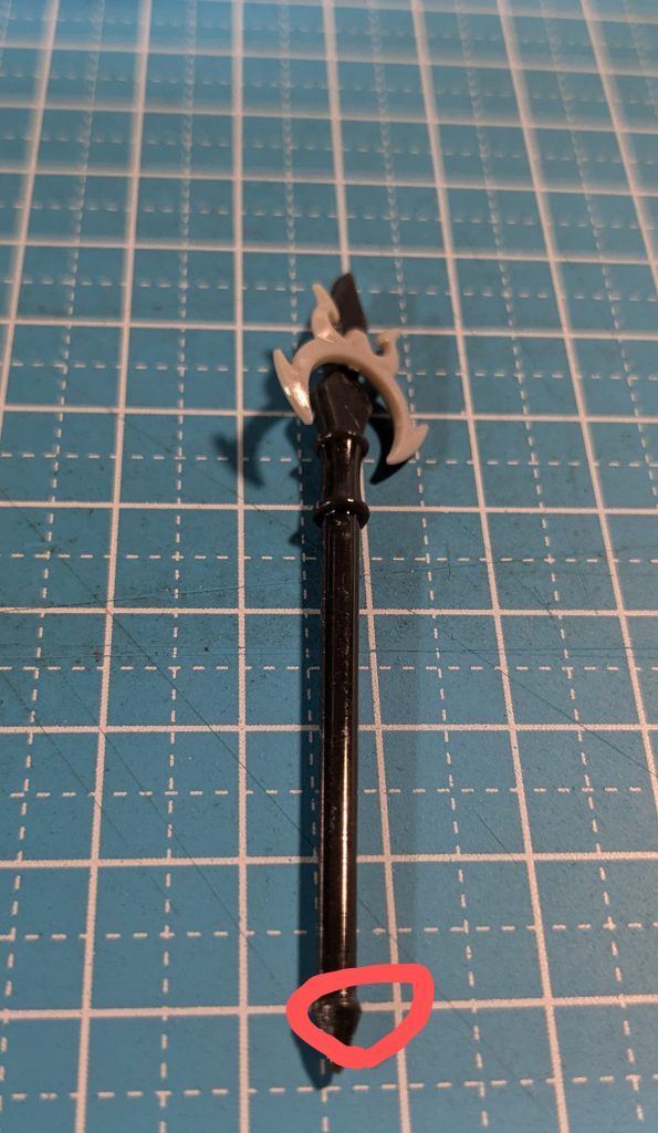 そのままだと入らないので、挿す箇所の一面だけヤスリで削ると丁度良く引っかかります