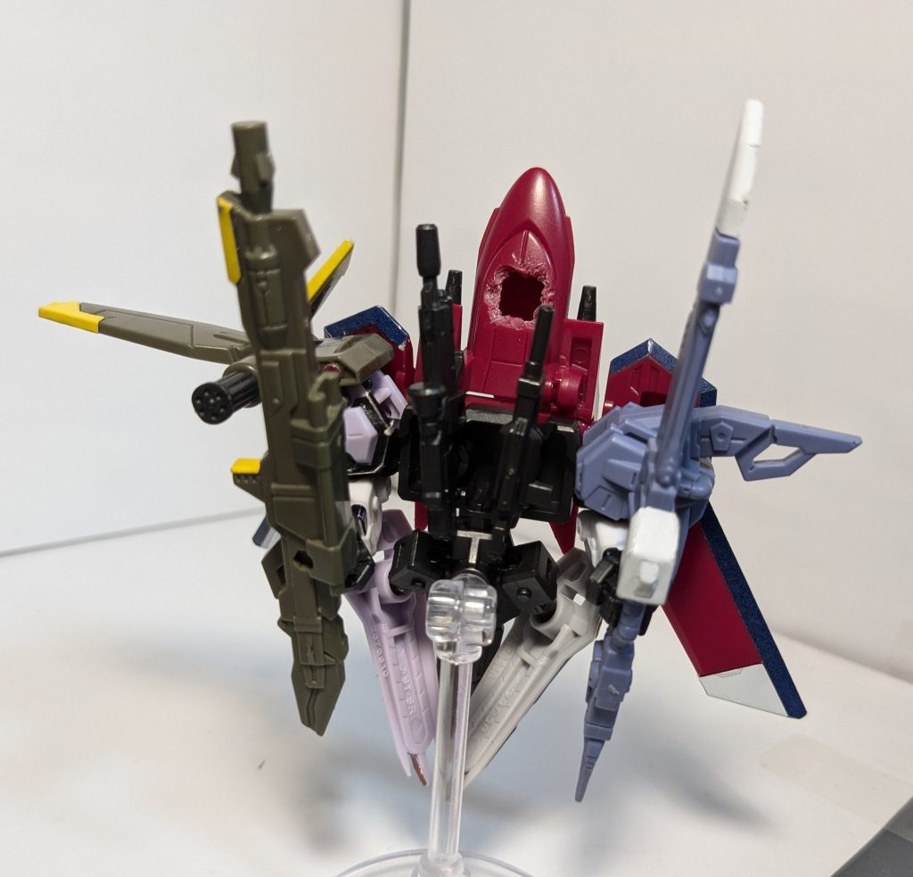 ライジング、イモータルの変形用のEXパーツに、ソード、ランチャーの肩、武器を持たせて、胸パーツの取り付け穴にライフルを二丁付けてます。