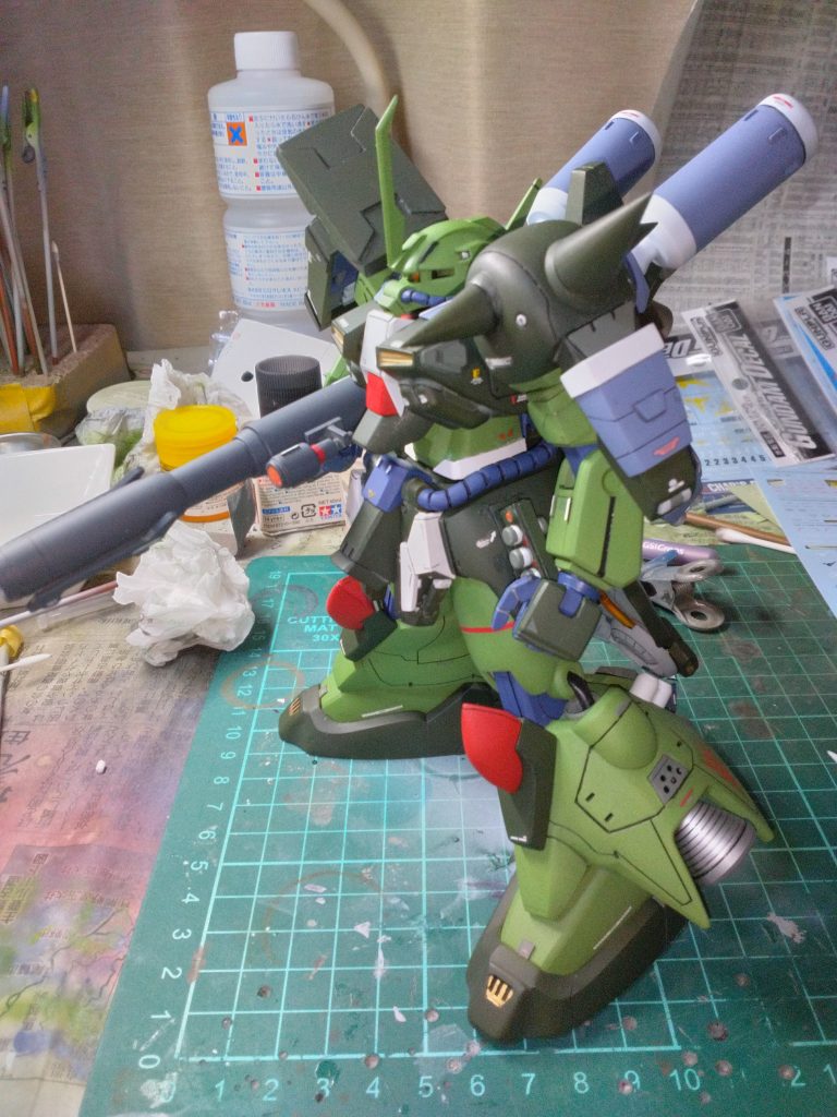 足の曲面へのスジ彫りなかなか大変でした。