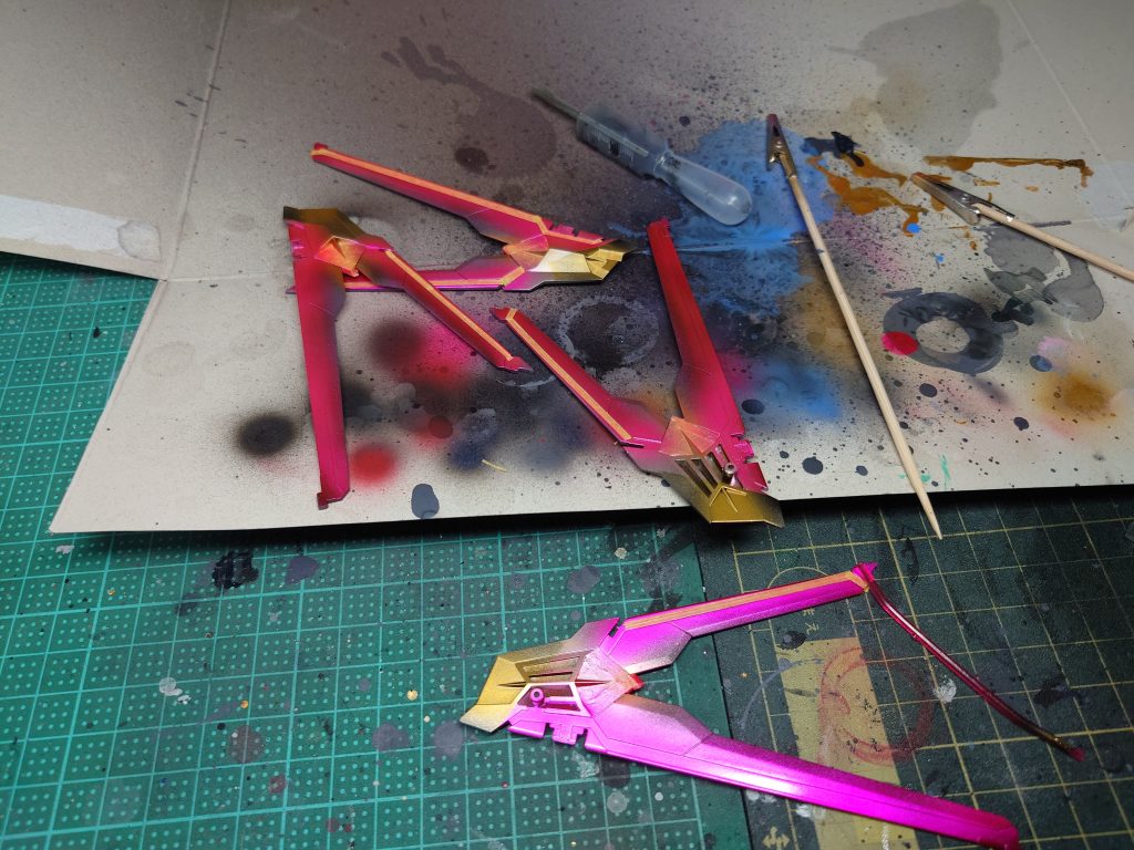 ピンクを先に吹いてからマスキング中。まさかピンクが透けるとは夢にも思いませんでした。ブラックシンカリオンの時は、上から吹いたのがプリズムブルーブラックだったからか、隠蔽できたのに、黒で隠したあと、白を重ねるとまたピンクが浮いてくるので、？？？でした。