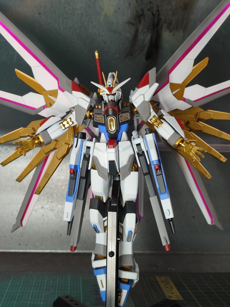 羽が白いなあと思ったので、グレーと金色を足してみましたが、いまいち納得がいかないかんじになってしまいました。オリジナルで色を考えるのは難しい。肩の先がグレーなので、各パーツの末端をグレーにしてみましたが、グレーが濃いせいか主張が強すぎました。塗り分けは、MODEROIDのブラックシンカリオンのおかげでよく練習でき、我ながら上達を感じました。