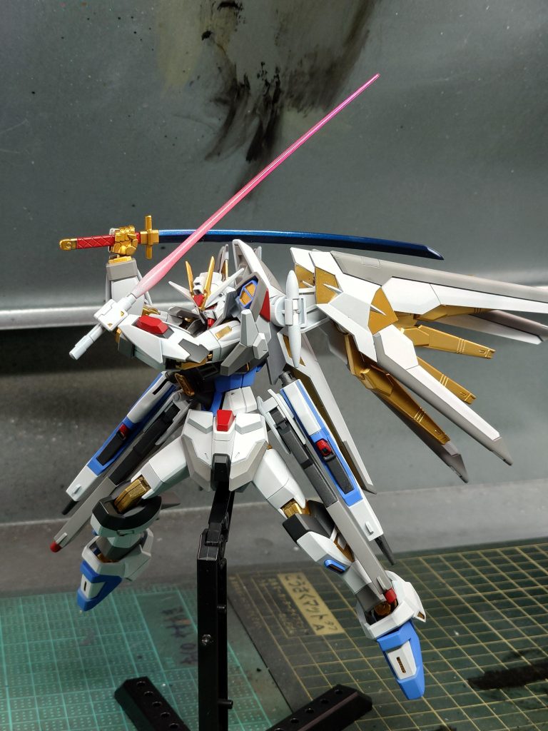 色の備忘録ゴールド部:グレーサフ→艶ありブラック→スターブライトゴールド→艶ありクリアーピンク部:グレーサフ→艶ありブラック→スターブライトシルバー→蛍光ピンク→艶ありクリアーフツノミタマ刀身:グレーサフ→艶ありブラック→プリズムブルーブラック→艶ありクリアー青部:グレーサフ→エアリアルブルー→つや消しクリアー赤部:グレーサフ→ガンダムレッド→つや消しクリアーグレー部:グレーサフ→ニュートラルグレーⅢ→つや消しクリアー本体黒部:グレーサフ→ティターンズブルー1→つや消しクリアーレールガン、ライフル黒部:グレーサフ→MSグレー連邦系→つや消しクリアー上の2つはあんまり差が出ないので、アイアンのがよかったかも白部:グレーサフ→EXホワイト→つや消しクリアー