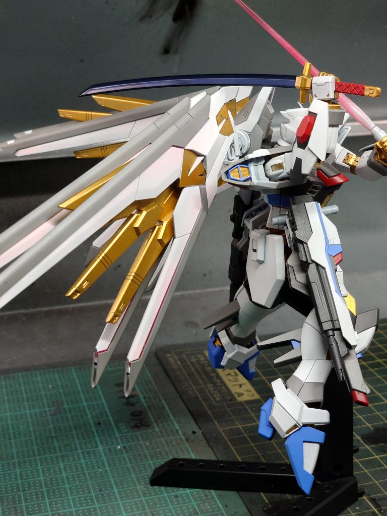 今回の大失敗が、プラウドディフェンダーのホワイト部。ピンクを吹いたあと、上から色重ねて塗ればいいやと思ったら、どれだけサフを吹いてもピンクが透けてしまう。やすりがけする根性もなく、何層か色を重ねても透けるので諦めてしまいました。