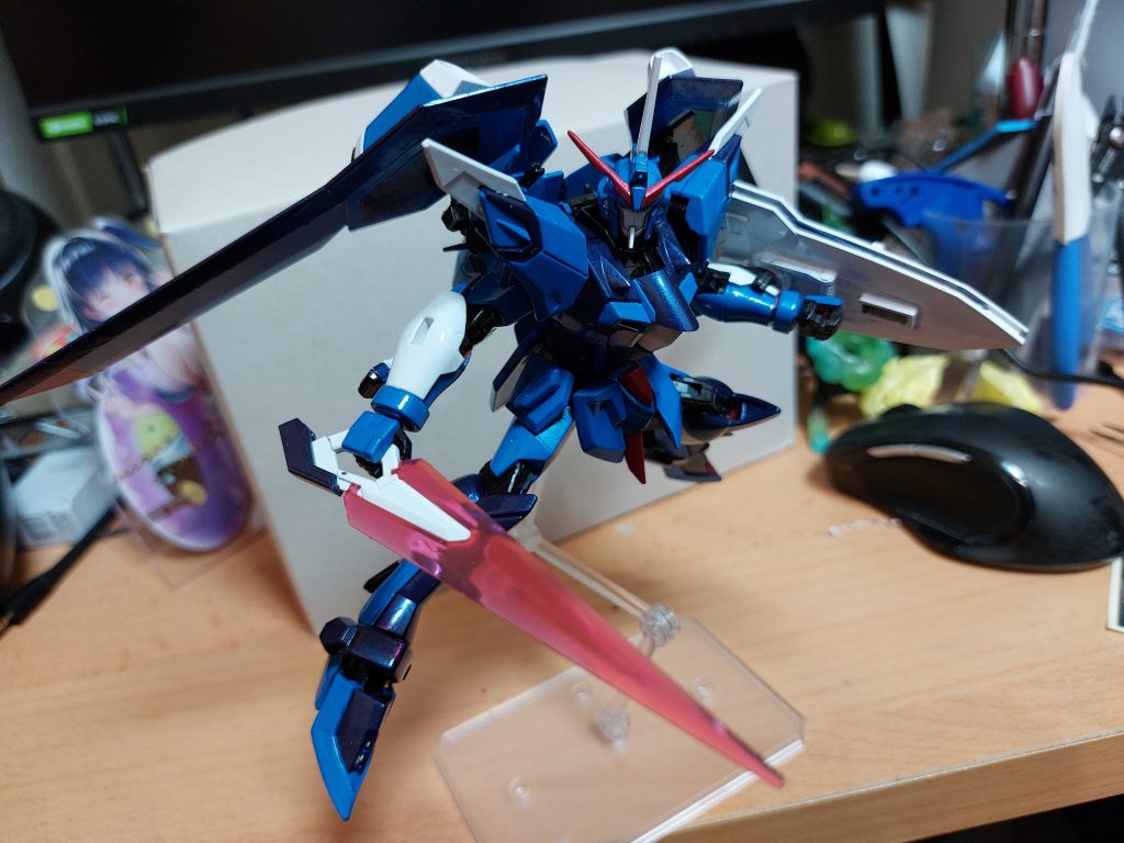 リアルタイムカラーのジャスティスをイメージして作りました。最近特に意識している訳では無いけど赤色が増えてたので、青色がいるとバランスが取れてキマるんですよ。え?ビームライフルはどうしたのかって?一応マウントはしてあるけど、色分けミスってるからあんまお見せできないでござる。とりあえず積みプラもまだまだあるわけだし今回ここいらで。ほなサイナラ