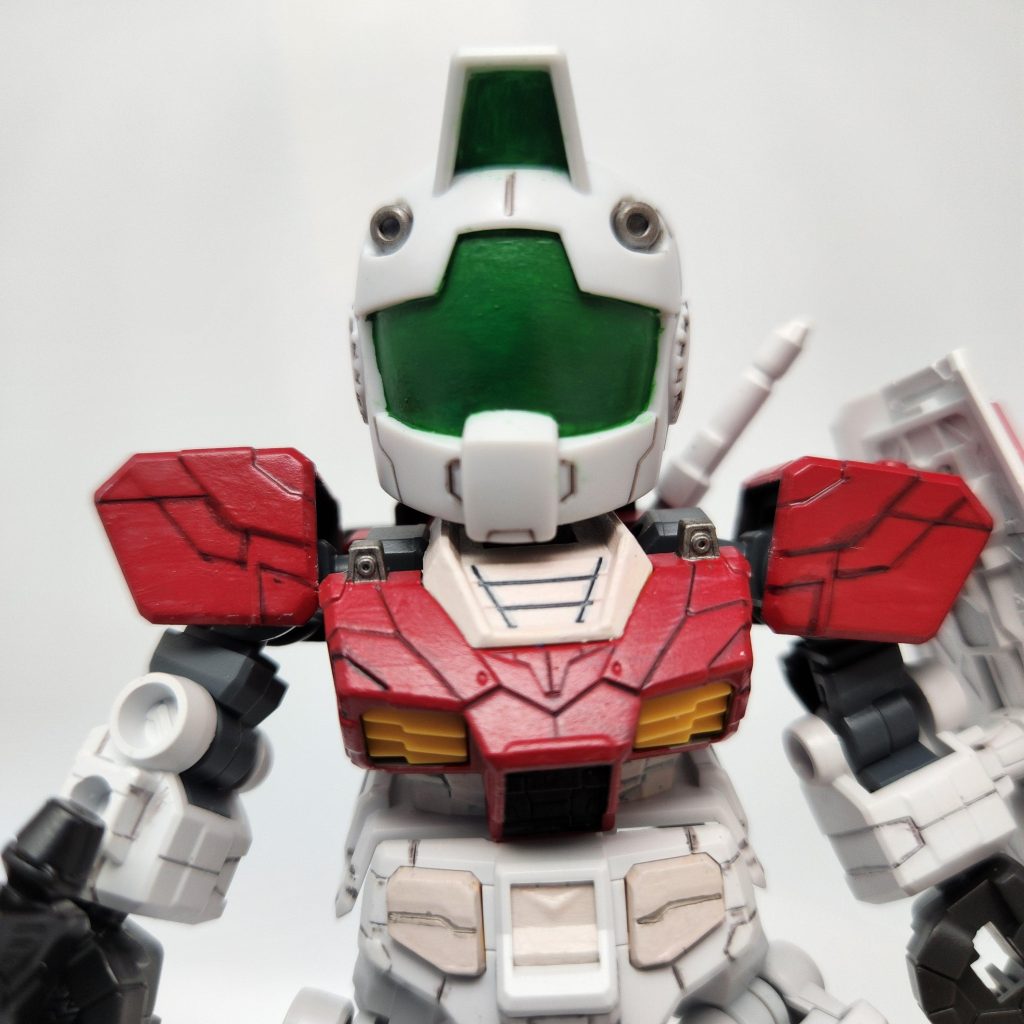 ご存じの方もいらっしゃるかと思いますが、SDジムはSDファーストガンダムとの組み合わせなので、体はガンダムベースで購入したヨコハマファクトリーのSDガンダムです。個人的にモールドがくっきりしているものが好みで(ORIGIN系統の機体が特に)、なおかつ等身が自由に変えられるCSフレームがついていたのが決め手でした。この子のモールドの精密さとジム頭がケンカしないか心配でしたが、なんてことはなかったです笑前述の通り素体がガンダムなので、体の1部とジム頭の顔部分は必殺シタデルカラーで色塗りをしています。いつもながら隠蔽力の高さに脱帽です。ザクⅠのときもでしたが、塗る面積がちいさいのでいつも以上に焦らず塗りすぎない！を意識しました。