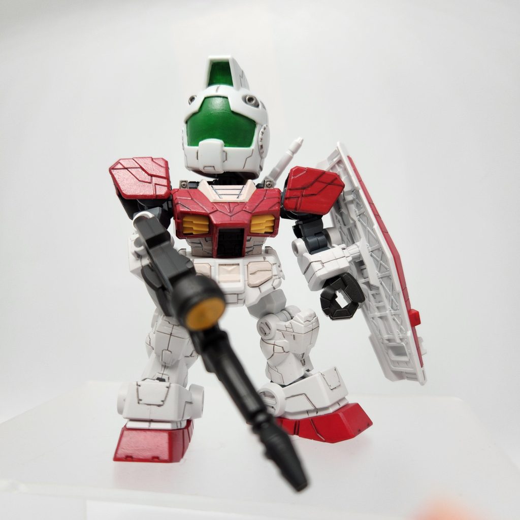 墨入れは元のプラのところは墨入れペン、シタデルで塗ったところはシェイドを筆先に含ませてちょん...してます(すみません他に表現方法がなく...)めちゃくちゃ隙間にきれいに入ってくれるのでしばらくはまりそうです。コートは半光沢を選びました。めちゃくちゃ好みに仕上がりました。あと地味なのですが今回の拘りとして、元のガンダムの脚部分をそのままつかうとグレーの面積が大きくなってしまったので、ジム頭のランナーについてた白パーツと取り替えてます。わりと気に入ってます笑