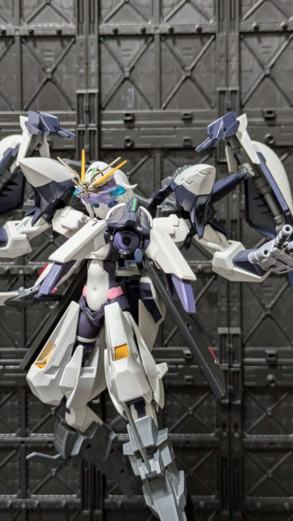 コンポジットシールドによるビーム射撃♪というのも、ストーリーを構成想定して『このキャラクターに、こういう機体を』とか『この場面に、この機体が登場すれば〜』とかを考えるというよりも『この機体の構造ならこういう武器が似合いそう❤』とか『この武装で、この推力ぢゃ力不足でしょ』とか『このシリーズの敵には、この武器は効かないぢゃん』とかを考える方が好き❤というか、それしか想ってニャい感じ?