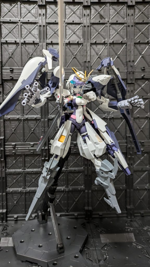 コンポジットサーベル♪ショット2  近接戦闘時はシールドの方はIフィールドの形成を特化させるためクローを閉じてます  実態弾はメガ粒子ハンドでの塩対応