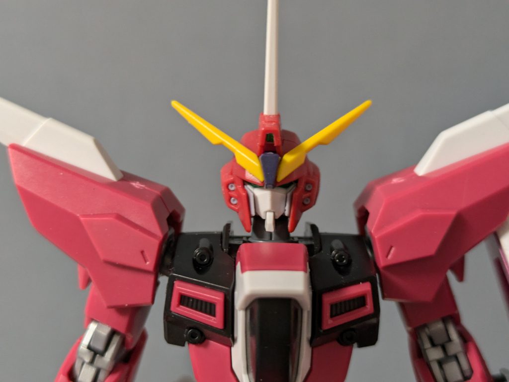 顔もジャスティスに近いイモータルジャスティスにして、顎周りを削ってイメージを近づけました。イモータル君、色味が違うだけでしっかりジャスティス族なんだなって改めて思い知りました…以上になります。デスティニー・ジャスティスと制作したので、いい加減フリーダムも何か組みたいと思っております。今年中には組めたらいいなぁ…………