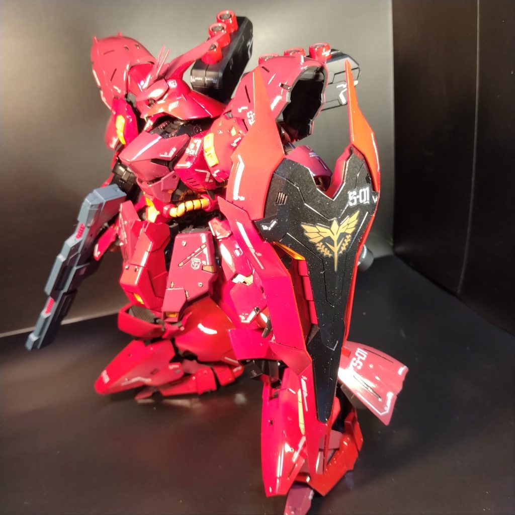 このサザビーもいつも通りに光沢なのですが！色分けをハッキリさせようとしてみました！