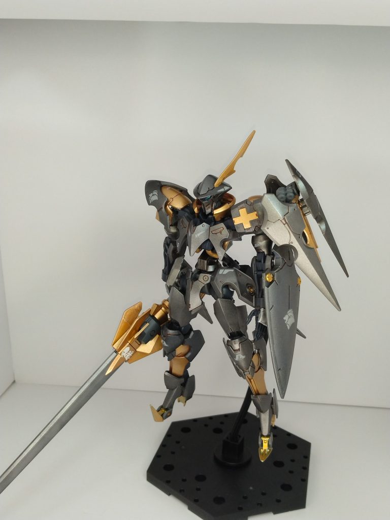 本体は全塗装のみで、ほとんどいじっていません暗銀の鎧に黄銅の差し色エアブラシでのメタリック塗料は初体験でしたので、いろいろ不安でした(zaku-kao4)