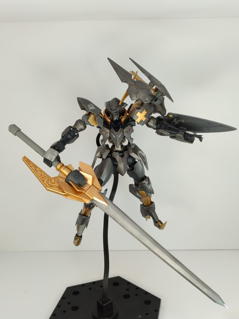 メタリック塗装のコートはどっちがいいのか分からなかったので、半艶にしましたデカール貼らない方が騎士っぽいのは分かってるのですが、貼りたくなる病が治りません(zaku-kao4)