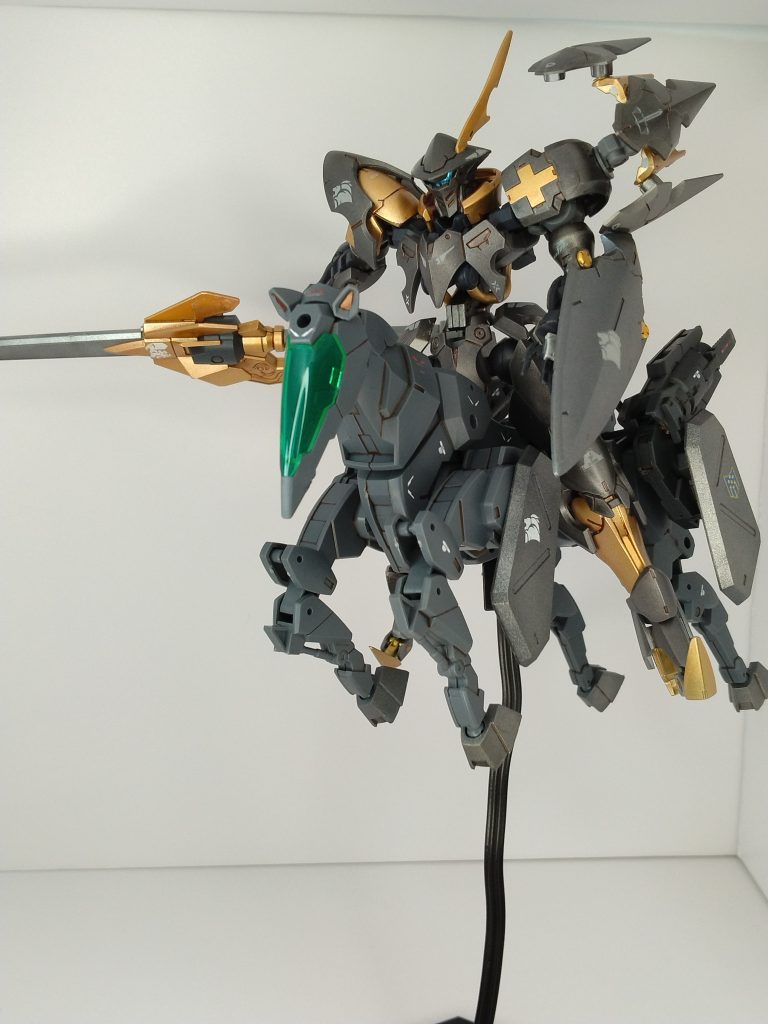 馬に乗るだけでポーズがどんどん決まる気がします、写真撮るの楽しかったです！剣でかすぎて大変でしたが(zaku-kao4)