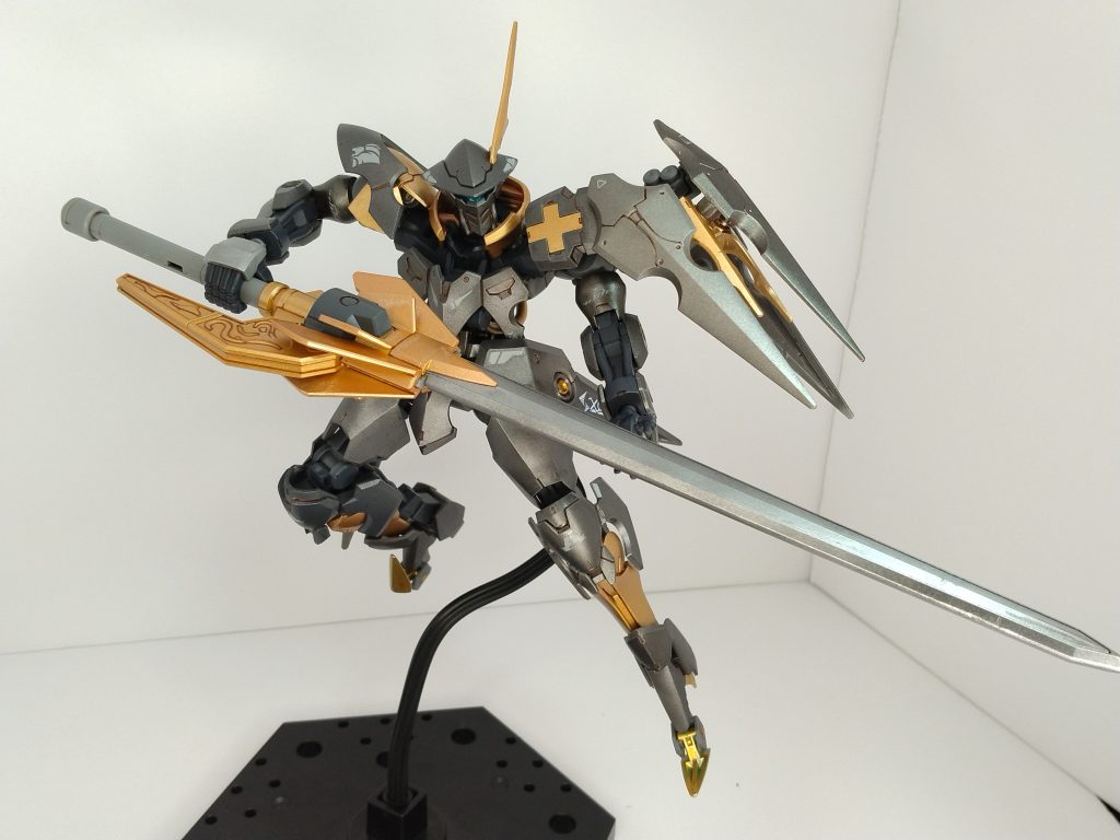 メインとなる大剣はEWトールギスⅡのものを使用しました。さすがはトレーズ閣下、エレガントな剣です1/100用なので、オーバーサイズですが、これくらいでっかい方が好き(zaku-kao7)