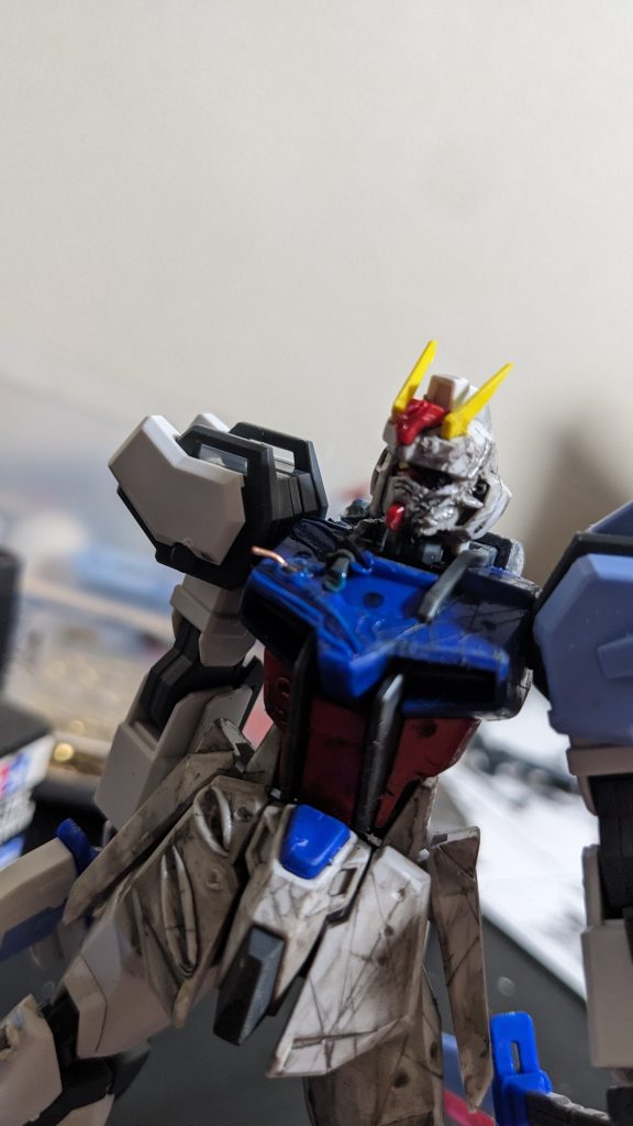 見えづらいですが右のツインアイカメラをドリルで剔り、動線を接着し破損を表現