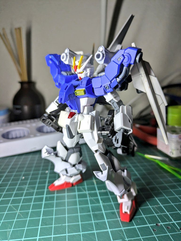 立ち姿はこんな感じです！パーツ構成はストライク素体、ダガーLとデミバーディングの肩、ファラクトの脚部装甲、腕、Gバウンサーとスーパーふみなのバックパック、フルドドのジョイント機首？部分、ブキヤさんの武器とデュナメスのミキシングになっております！