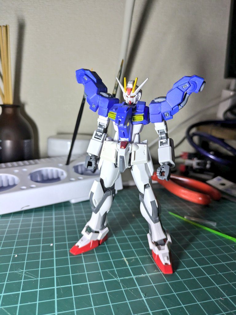 装備はここまで外せるため別装備は用意してませんがストライカーは健在です！脚部装甲はグルーガンで簡単にはめてるので簡単に取り外せます！