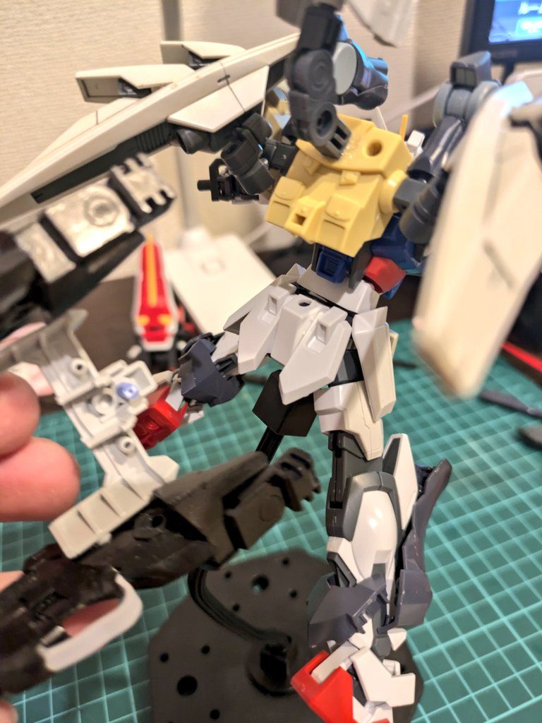 FFの方から腰盛らない？って話を受けて確かにボリューム不足か？と思ってジョイントを増やすだけ増やしてみました。紆余曲折ありながらもこんな感じなストライク・ヴァリウスくんは出来上がりました〜名前はFFの方に決めてもらいました！！かっこいい名前をつけて下さりありがとうございました！！