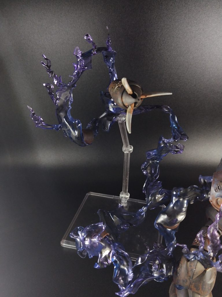 右腕部の怨念ファイヤーは50cmほどの長さ