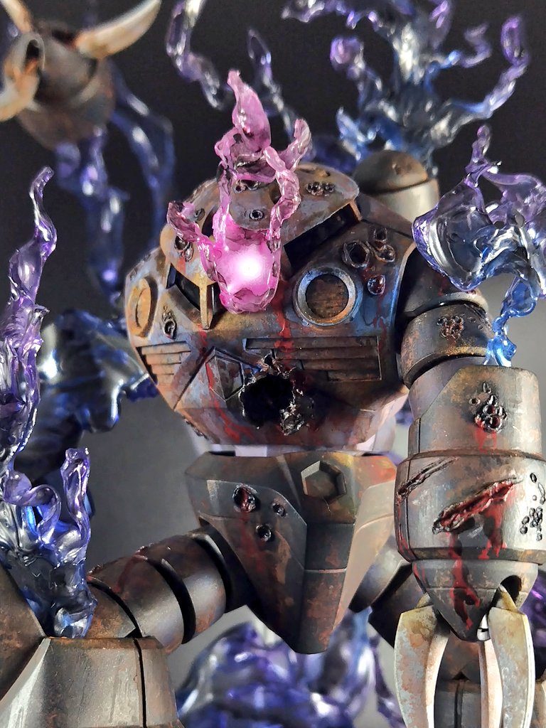 モノアイは着けず、エフェクトにグラデーションで表現。セイラさんに後ろから撃たれた機体をモデルにしたので、背後から腹部にかけて穴が空いてます。