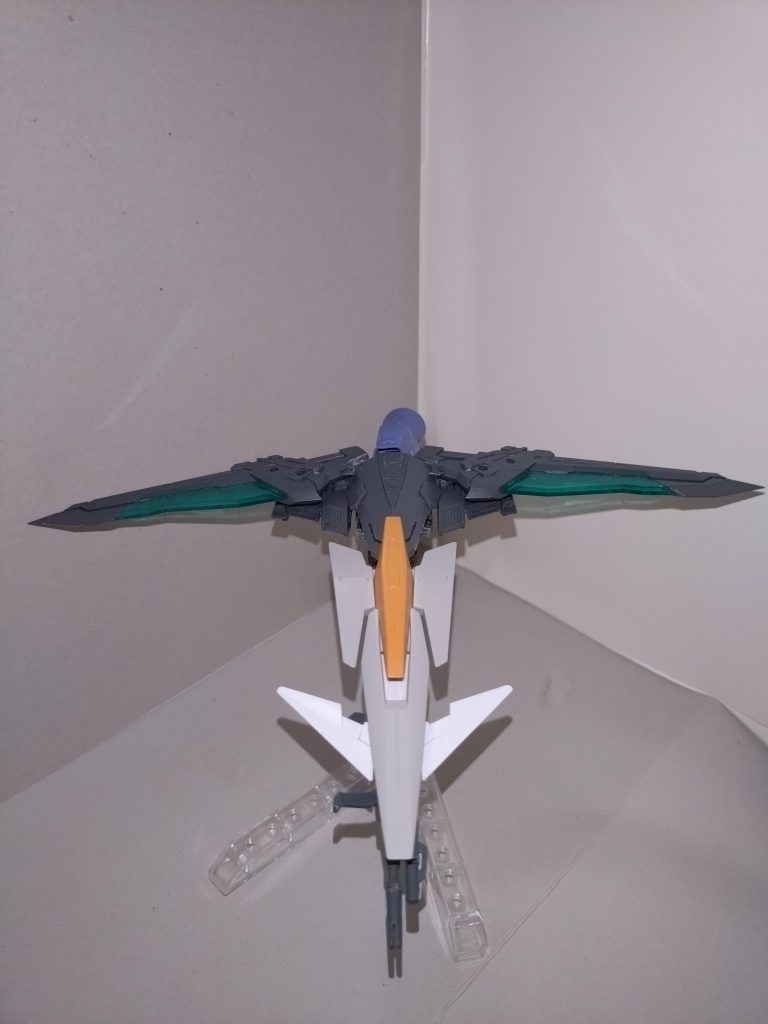 レーザー対艦刀が主翼を兼ねており、単機でもすれ違いざま敵機を両断する。