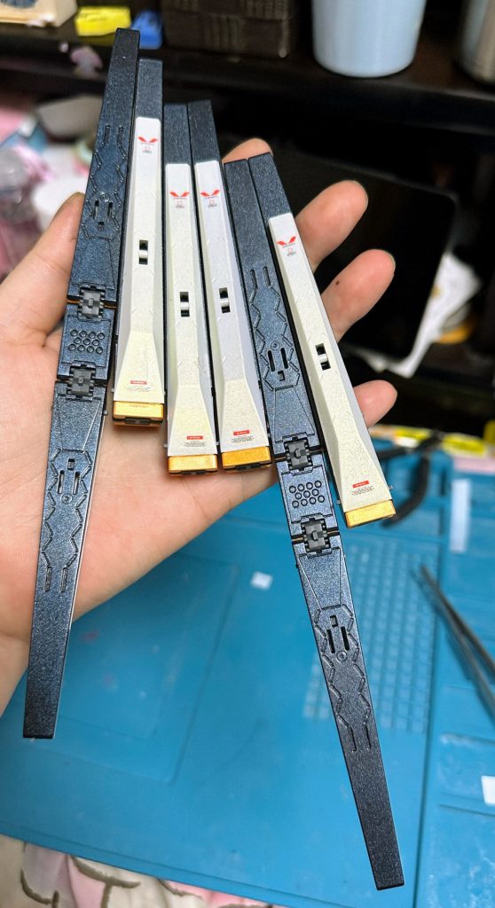 フィンファンネルは一番最初に作りました。紺色のメタリックは調色して作った色です。パールはトパーズゴールドです。