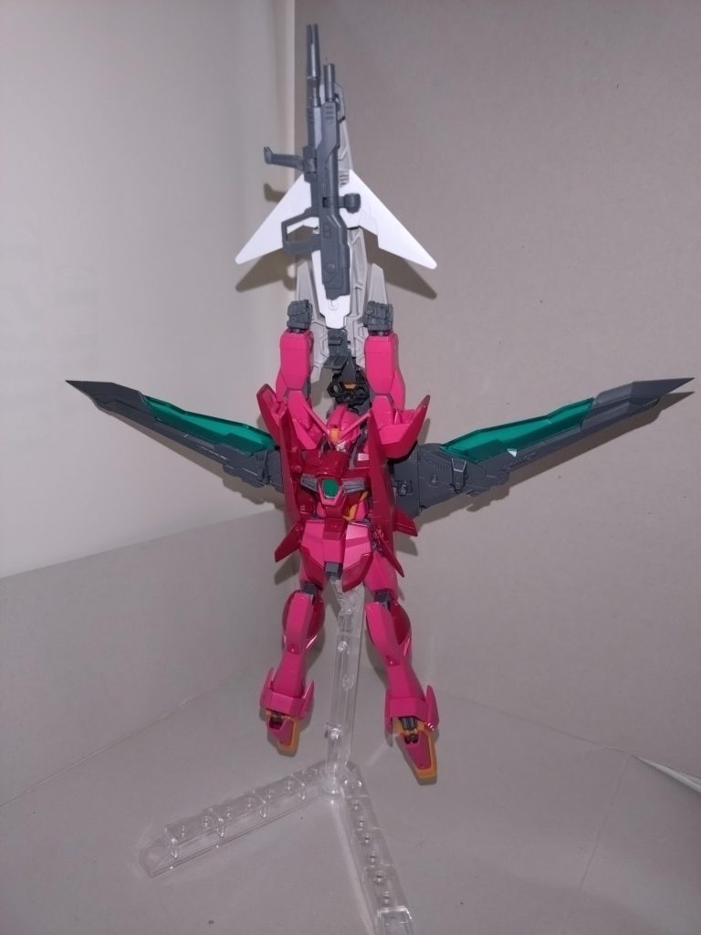 聖帝十字葬ポータントシルエットから受け取ったアンカーシールドを使い、背中のレーザー対艦刀とで強力なエネルギーを纏い、敵に突撃する。