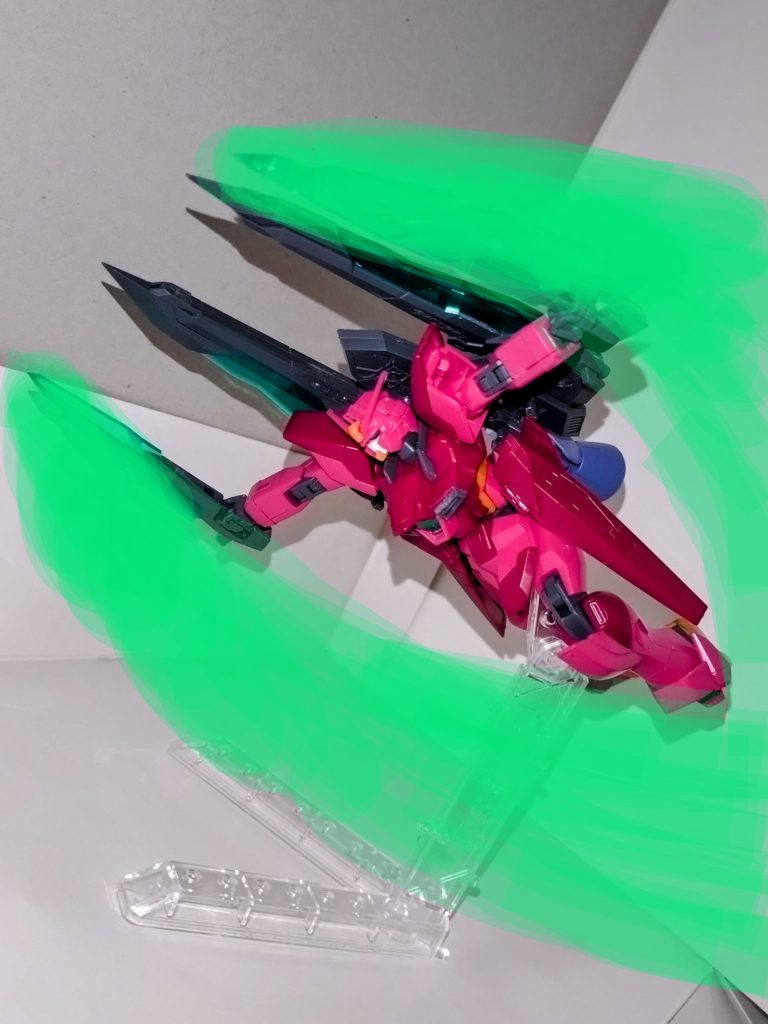 魔旋双破上方向に向けたレーザー対艦刀を背中に固定しつつ、ビームダークを抜刀し、回転しながら4本の剣で特攻をかける。