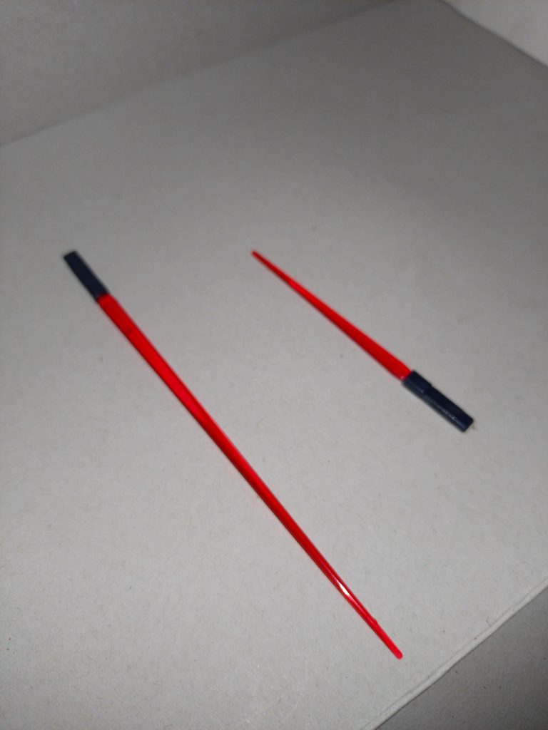 サーベルの穴は角穴なので、サーベル刃はSB-9・SB-9Aを使います。当家には他にガンダムAGE系のガンプラはありません(※)が、ムカデキリ制作の際に使ったブラックナイトスコードシヴァにSB-9Aが付属するので、これを長短1本ずつ、使ってみました。※···後にAGE-3が加わりました 短い方はシヴァの足で使うものですが、ムカデキリでは使わなかったため、今回の投稿に回しました。