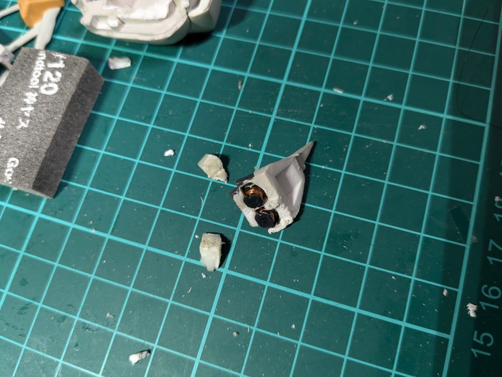 目を後ろからペンチで引き抜いてLED装着。