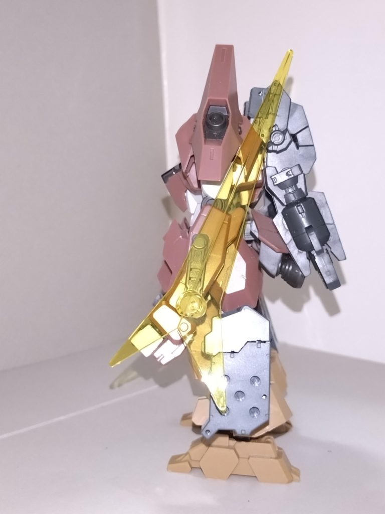 花音「今回は元になったルブリスソーンの上半身と、30MMアタックサブマリン付属のモノアイヘッドは替えず、背中をサブロックランチャーからロケットブースターに、ヒザから下を30MMアルト陸戦仕様のものに替え、これで自立するようになりました。ビーム攻盾システムはMSGメカニカルジョイント+オプションパーツセット05“ユニバースブースター”です。手首はエアリアルのものへ替えました」