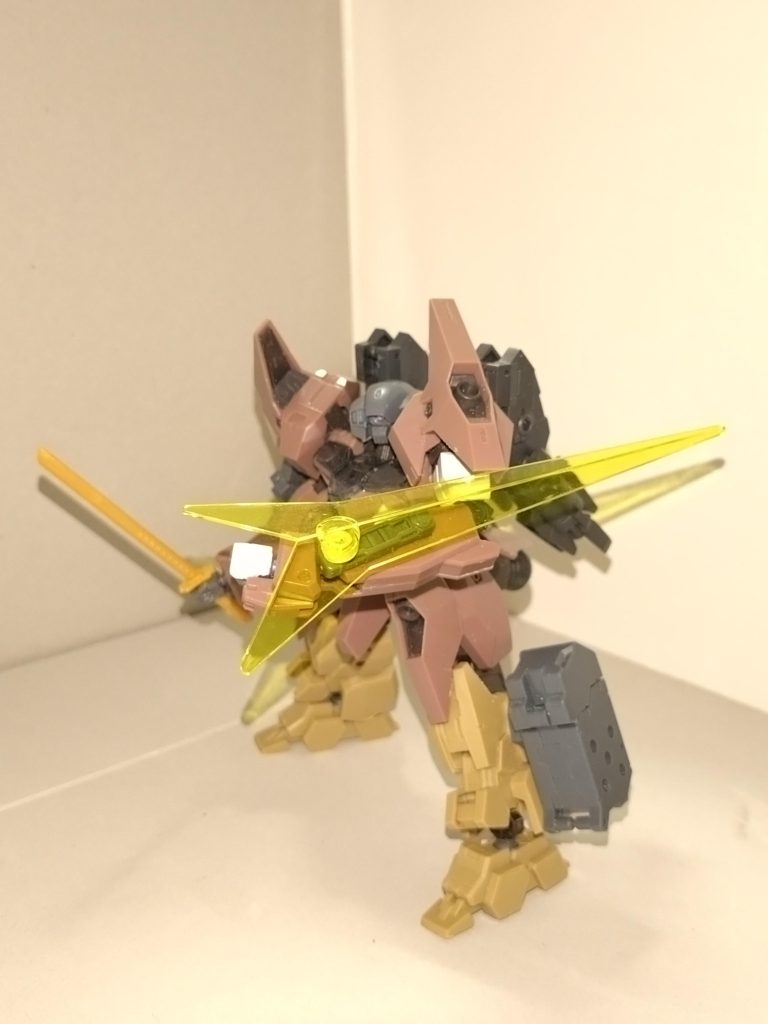 ビーム攻盾システムビームシールドとビームサーベルの機能を併せ持つ。シールドとして使う場合、防御時に全身が発光する。