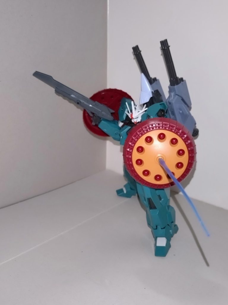 透子「ハイドボンブはゼロ距離で使うと危険だし、近付かれたところへグサッ、といくのがサーベルとしての使いどころなんだ」