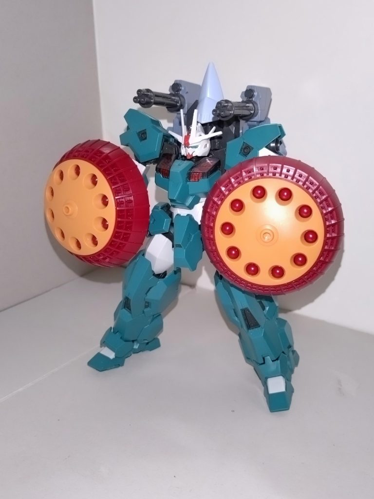 複合兵装防盾システム両腕に装備されたシールド。接続アームは可動式で、不使用時にはヒジ側へずらす。ハイドボンブ10発搭載。中央部のメガ粒子砲は出力を変えることでビームサーベルに変えられるが、その刀身は短い。