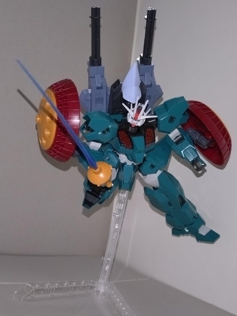 使用時はギャンのようなフェンシングポーズではなく、元機体に合わせて大振りの攻撃になりやすい。