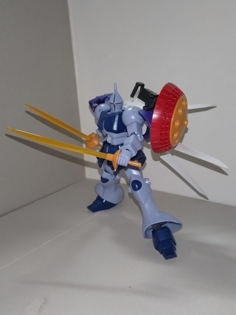 このギャラクシーブースターは普通につくると10枚羽根で、他にもギミック満載のキットなのですが、ここでは羽根は6枚に削減。そのぶん、REVIVEギャンには取り付けられないギャンバルカン用肩アーマーを活用するため、ガンプラバトルアームアームズのパーツとを組み合わせてウェポンラックにしてみました。無論このウェポンラックも可動します。