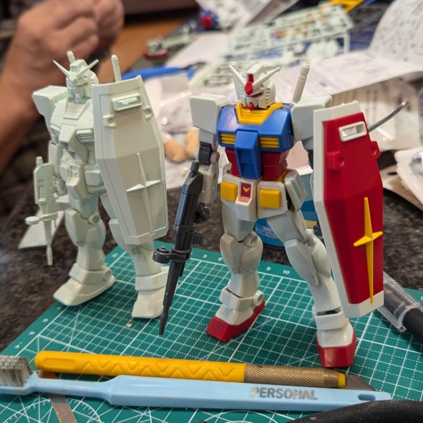 会社の先輩(初代ガンダムリアタイ世代)とガンプラリハビリ、リアタイにガンプラ組んだのが最後なので30年ぶりのガンプラとのこと旧キットのリメイクだけど出来良いよねグレード上げてキット組んでいく予定！頑張ろパイセン（3枚目）