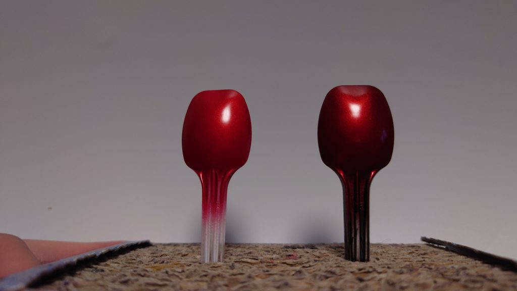 ご参考までに下地をホワイトまたはブラックにして、深紅を塗装したスプーンです