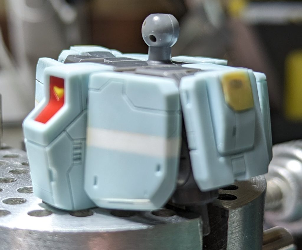 足の付け根で1ミリ延長しているため、フロントアーマーを2ミリ延長。
