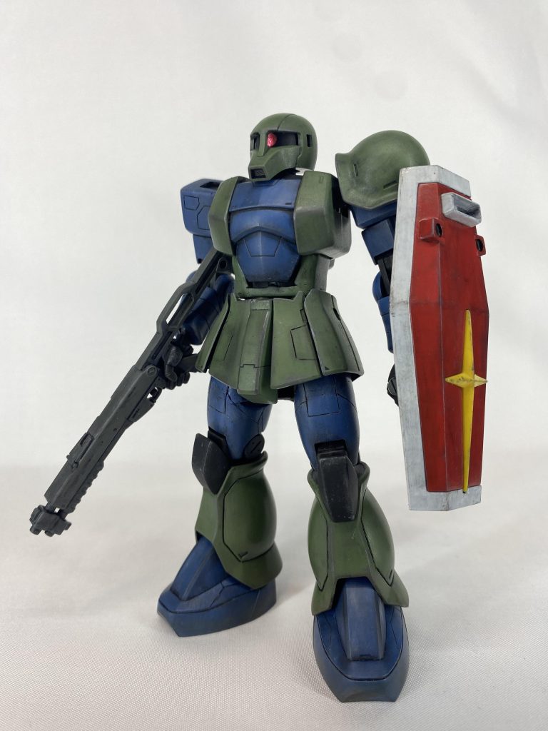 ゲーム終盤に配備される、ショットガンと連邦のシールドが装備可能になったマット軍曹の後期型ザクⅠです。