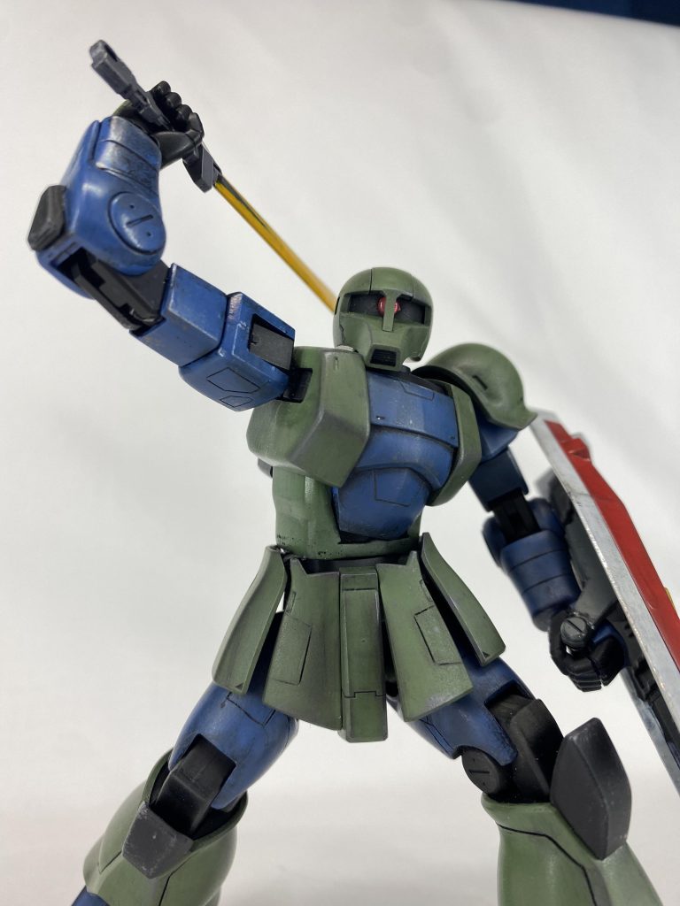 ゲラート専用機も同じですが、胸と腰の接続をボールジョイントにしてるので若干の縦ひねりができるようになってます。