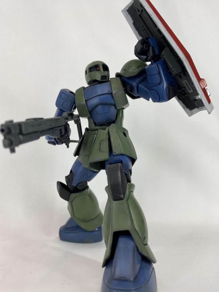 青の調色を完全に失敗しまして、やたら爽やかなブルーになってしまいました。それを誤魔化すためにブラックで強めのウォッシングした結果、ゲラート専用機よりも年季が入った感じになりました。