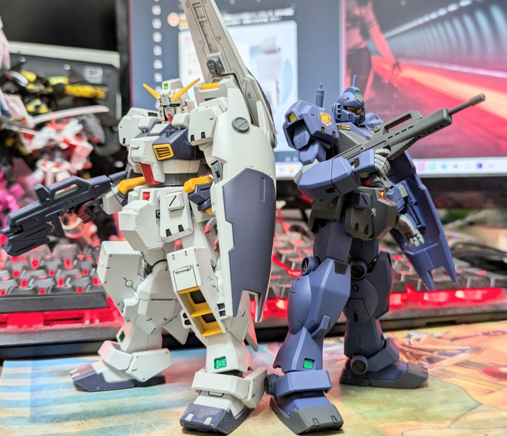 以前作ったヘイズルと並べて。親父ィ！がジム・クゥエルで、僕の推しがヘイズルなので偶然ながらここでも親子です。まあ親父ィ！がHG作ってるの見たことないですけれど…